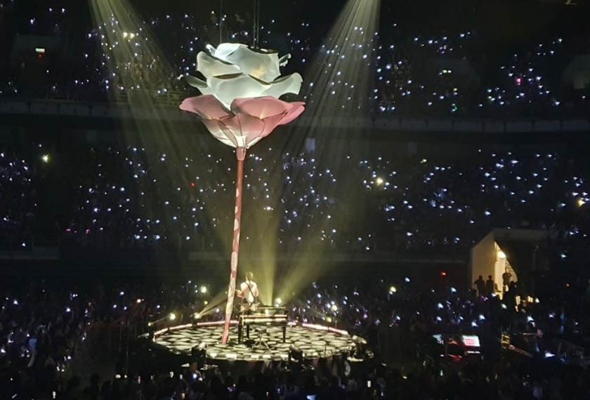 Arena Axiata dipenuhi para peminat yang turut bernyanyi bersama-sama Mendes. - Astro AWANI/AFIQ ARIFFIN  