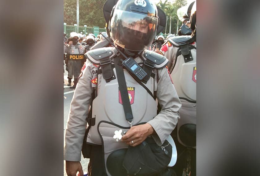 Sekuntum bunga putih diberi kepada pegawai polis ini, sebagai tanda penunjuk perasaan berniat baik dan mahu berhimpun secara aman. Pasukan Ceritalah