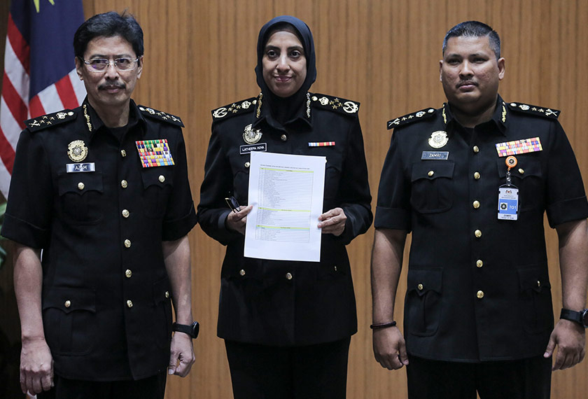 Latheefa menunjukkan senarai notis kompaun berkaitan kes 1MDB. 