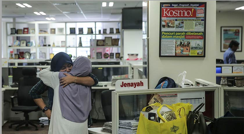 Kesedihan tidak dapat disembunyikan kakitangan akhbar Kosmo yang terpaksa menamatkan perkhidmatan mereka hari ini. - Gambar Astro AWANI/ SHAHIR OMAR