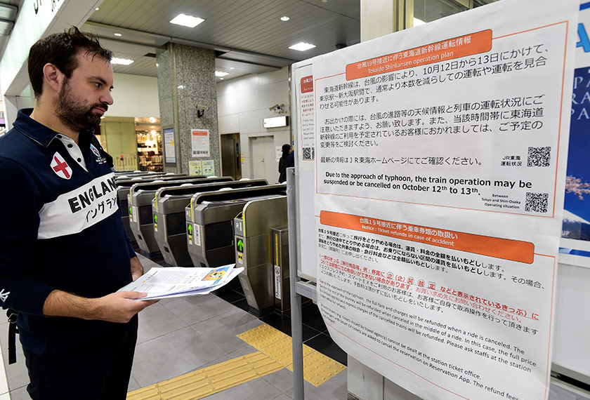 Pengangkutan awam di sekitar kawasan perlawanan akan ditutup pada Sabtu dan semua peminat yang berada di Jepun bagi menyaksikan perlawanan Piala Dunia Ragbi supaya tidak meninggalkan rumah. - REUTERS