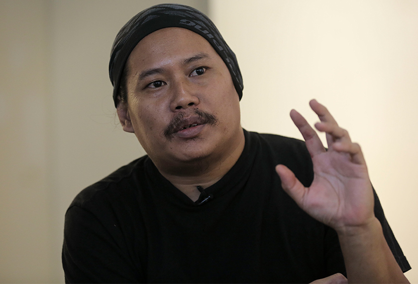 Artis kelahiran Sarawak, Edroger Rosili mempamerkan tiga karyanya di Art Expo 2019. - Astro AWANI/SHAHIR OMAR