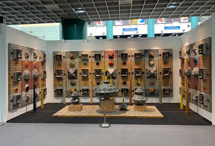 Karya yang dipamerkan di reruai Segaris Art Center ketika Art Expo Malaysia 2019. - Gambar Astro AWAN