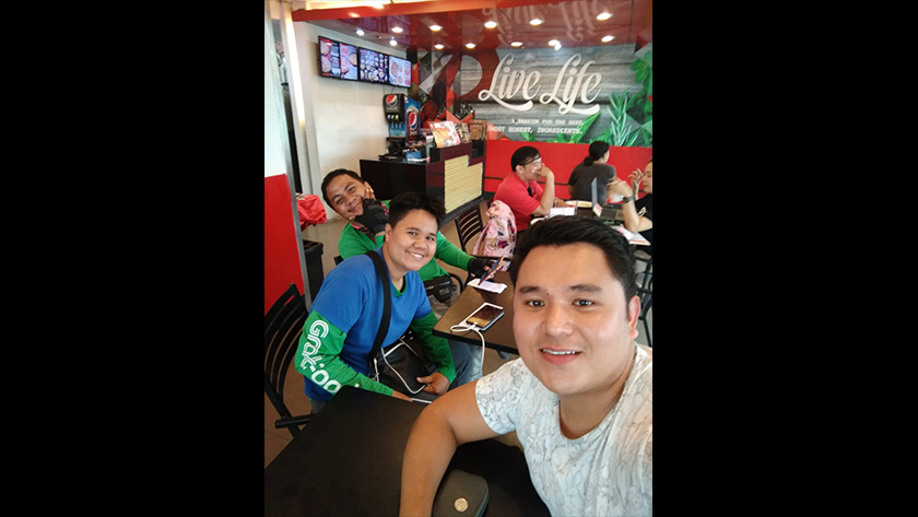 Mary France Pascua Bal-ot, seorang penghantar makanan Grab Food, bersama koordinator Ceritalah Filipina, Lance Vinola. Pasukan Ceritalah