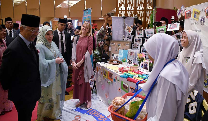 Yang di-Pertuan Agong dan Raja Permaisuri Agong berkenan melawat ruang pameran 'Pahang Fulbright English Teaching Assistant Showcase 2019' di Kuantan, 14 Okt, 2019. --fotoBERNAMA 