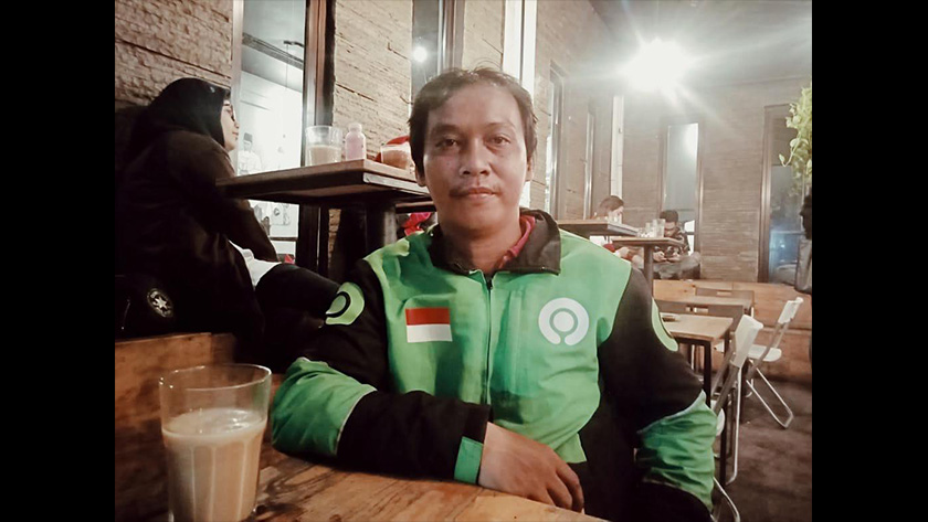 Pak Mursalin bekerja sebagai pengemudi Gojek di Jakarta sejak 2011. Dia berterima kasih kepada Gojek karena membolehkannya menambah pendapatan dengan mudah. Tetapi dia mengaku, penghasilannya terus menurun sejak 2018. Pasukan Ceritalah