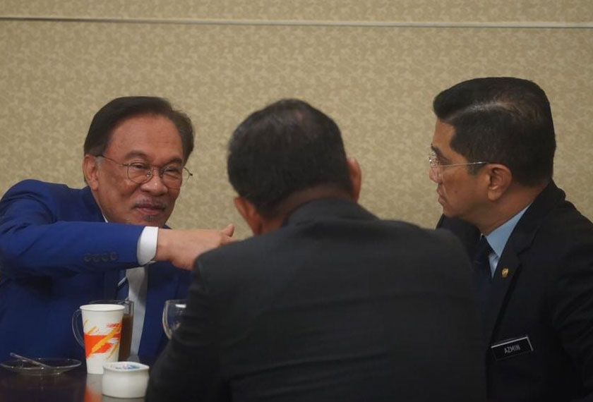 Anwar, Azmin dan Saifuddin bertemu di kafeteria ahli parlimen. - Gambar Syafiq Sunny