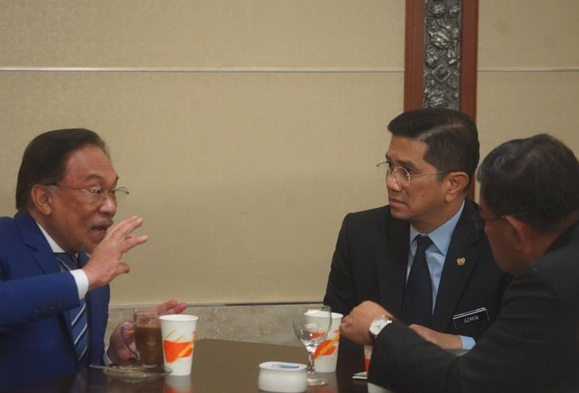 Anwar, Azmin dan Saifuddin bertemu di kafeteria ahli parlimen. - Gambar Syafiq Sunny