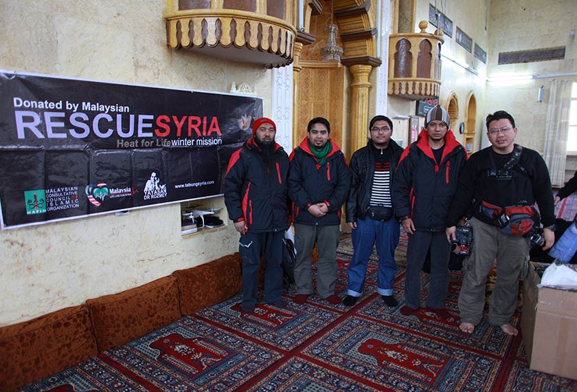 Foto kenang-kenangan peserta misi Rescue Syria di salah sebuah masjid di Bandar Azaaz, Syria - Foto Astro AWANI / Hilal Azmi
