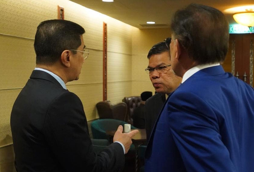 Anwar, Azmin dan Saifuddin bertemu di kafeteria ahli parlimen. - Gambar Syafiq Sunny
