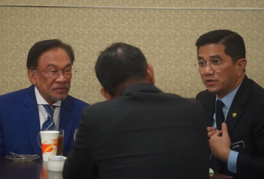 Anwar, Azmin dan Saifuddin bertemu di kafeteria ahli parlimen. - Gambar Syafiq Sunny