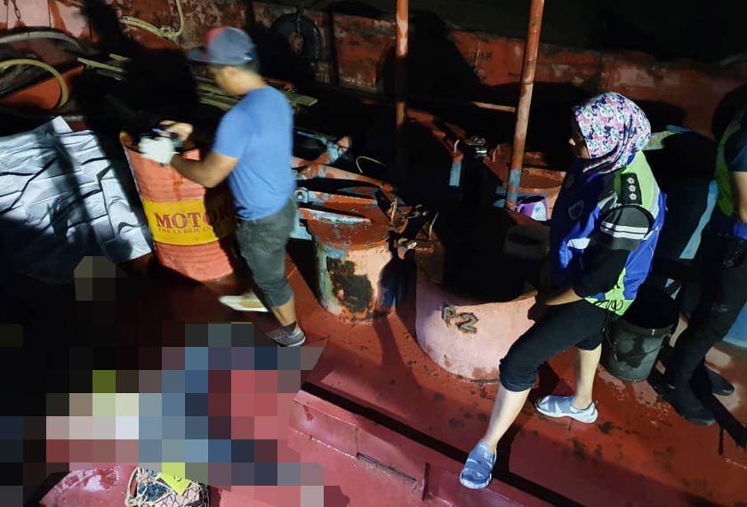 Mayat lelaki yang berpakaian seluar panjang tanpa baju itu ditemui selepas orang awam ternampak mayat itu ketika memancing di lokasi kejadian pada jam 6.00 petang semalam. - Foto PDRM