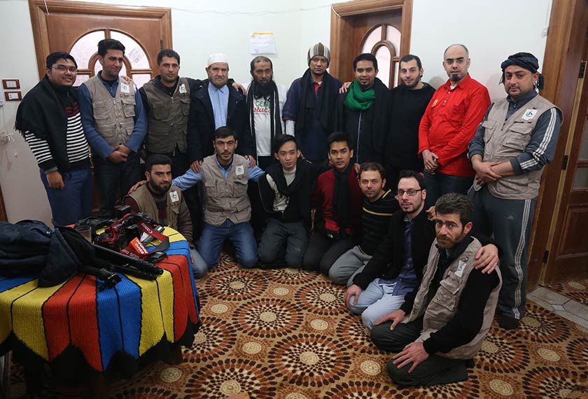 Peserta misi Rescue Syria bersama sukarelawan tempatan di Bandar Azaaz, Syria - Foto Astro AWANI / Hilal Azmi