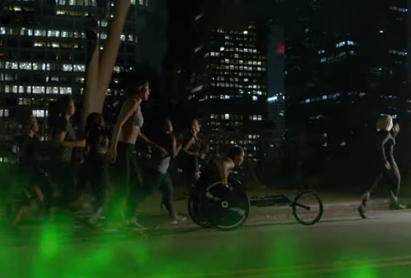 Muzik video tersebut turut menampilkan wanita berkerusi roda