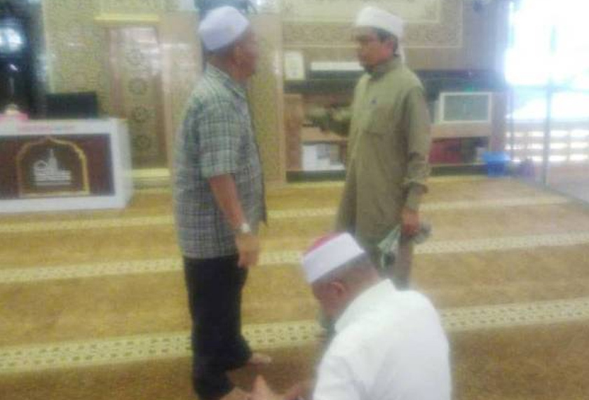 Miswan (kiri) sedang berbual dengan seorang kariah di sebuah masjid di Taman Medan.  - Foto Sinar Harian