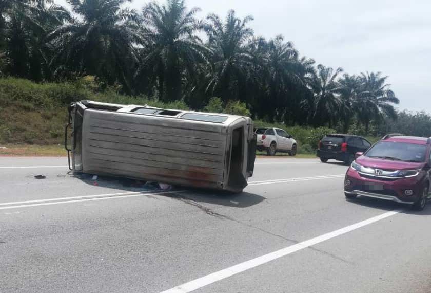 Akibat rempuhan yang kuat kereta kereta dan van terbabit terseret hampir lima puluh meter sebelum keduan-duanya terbalik.   - Foto Astro AWANI