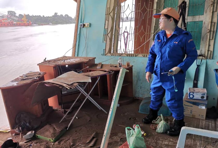 Seorang anggota Angkatan Pertahanan Awam Malaysia (APM) meninjau keadaan rumah penduduk yang rosak setelah dirempuh kapal tongkang di Sungai Igan, Kampung Hilir, Sibu pagi tadi.