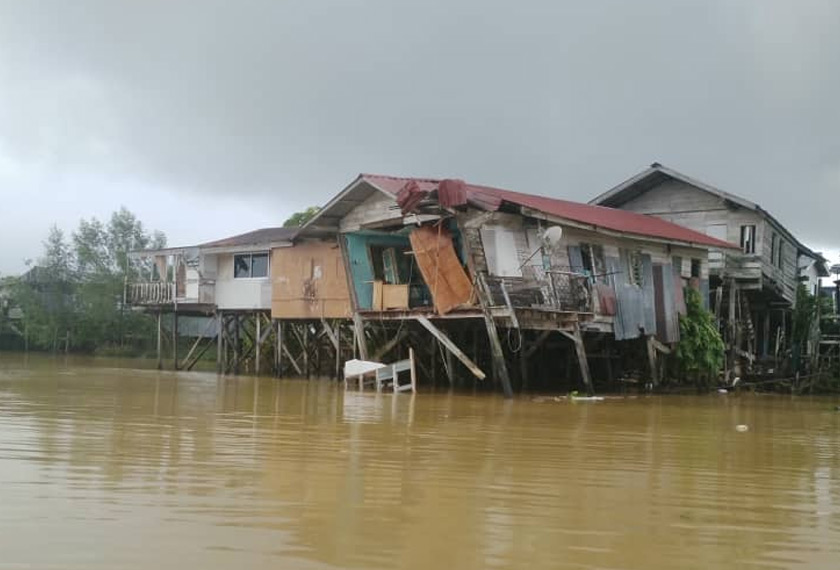 Keadaan sebuah rumah yang rosak setelah dirempuh sebuah kapal tongkang di Sungai Igan, Kampung Hilir, Sibu pagi tadi.