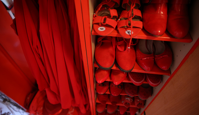 Hmm... hendak pakai warna apa hari ini? - Reuters