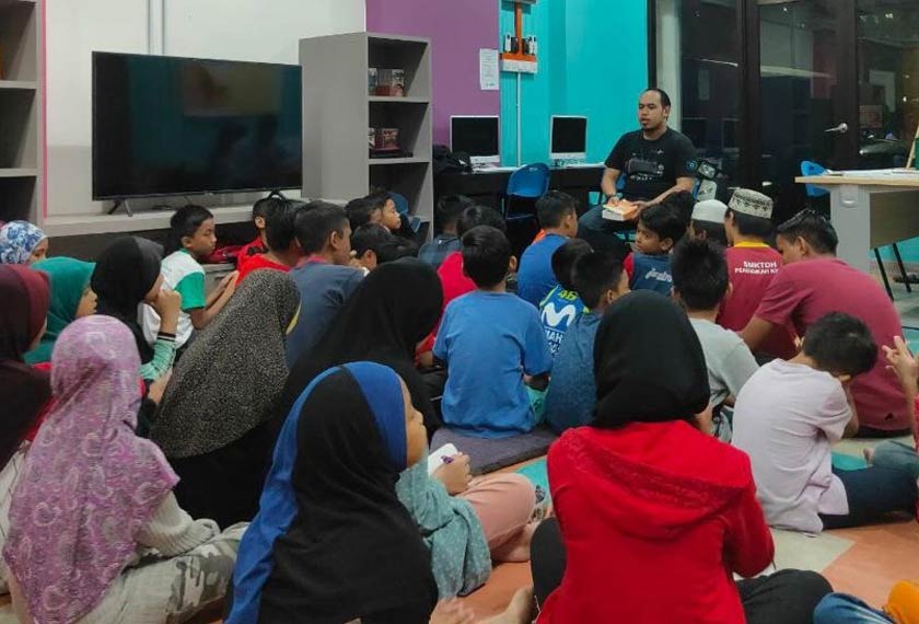 Antara aktiviti yang dijalankan adalah solat berjemaah, kelas mengaji, menyiapkan homework, usrah santai, riadah dan sukan serta program khas bersama sukarelawan dan NGO. - Foto ADAB Youth Garage