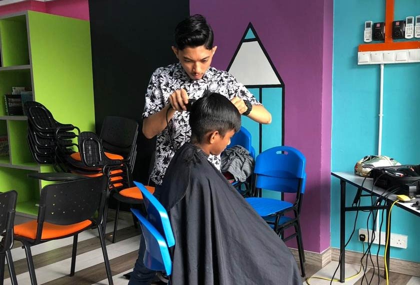 Program LZS dengan kerjasama rakan strategik AYG turut menawarkan potongan rambut percuma kepada para peserta - Foto Astro AWANI 