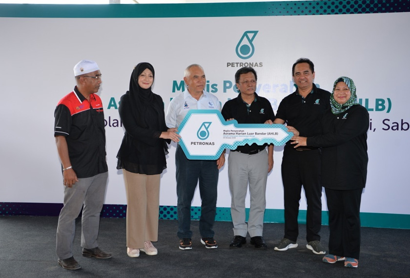  Naib Presiden Kanan Pengurusan Sumber Manusia Kumpulan Petronas, Datuk Raiha Azni Abd Rahman menyerahkan replica kunci sebagai tanda penyerahan AHLB kepada Faridah Yang Razali sambil disaksikan oleh Ketua Menteri Sabah, Datuk Seri Syafie Abdal , Menteri Pelajaran Dan Inovasi Negeri Sabah, Datuk Yusof Yacob dan Presiden dan ketua pegawai eksekutif Petronas Tan Sri Wan Zulkiflee Wan Ariffin.