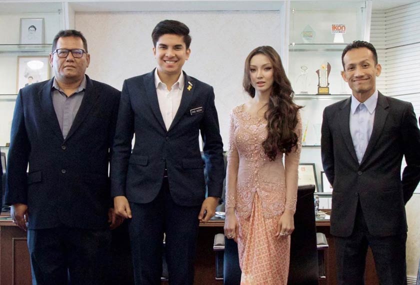 Syed Saddiq Syed Abdul Rahman dan Cleopatra bersama pegawai-pegawai lain dalam mesyuarat di Kementerian Belia dan Sukan baru-baru ini. - Gambar Instagram Cleopatra_x3