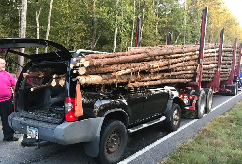 Keadaan kereta yang dihempap oleh kayu balak dalam kemalangan terbabit.