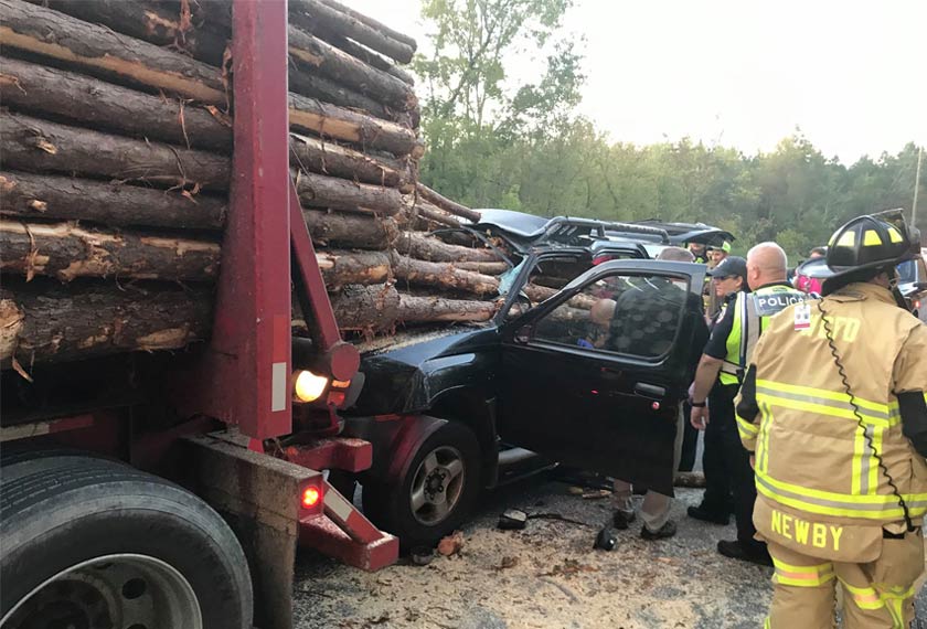 Cubaan pasukan bomba tempatan menyelamatkan mangsa yang tersepit di dalam kereta berkenaan.