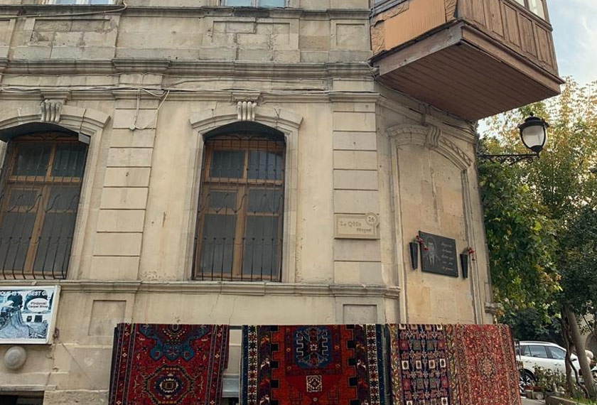 Bangunan yang terdapat di sekitar Old Town Baku melambangkan kesenian yang wujud di negara itu - Gambar Astro AWANI/Hasimi Muhamad