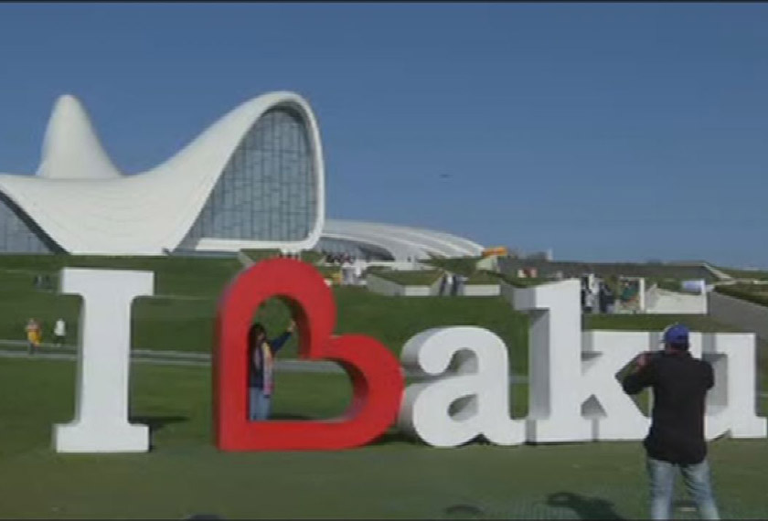 Pengunjung datang beriadah dan merakam gambar kenangan di sekitar Baku Convention Centre, yang menjadi lokasi Sidang Kemuncak NAM 2019. Astro AWANI