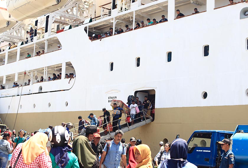 Penumpang memunggah barang-barang mereka ketika kapal Nggapulu berlabuh. - Pasukan Ceritalah