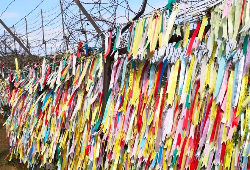 Reben pelbagai warna, bertulis doa dan harapan penyatuan dan keamanan. - Astro AWANI