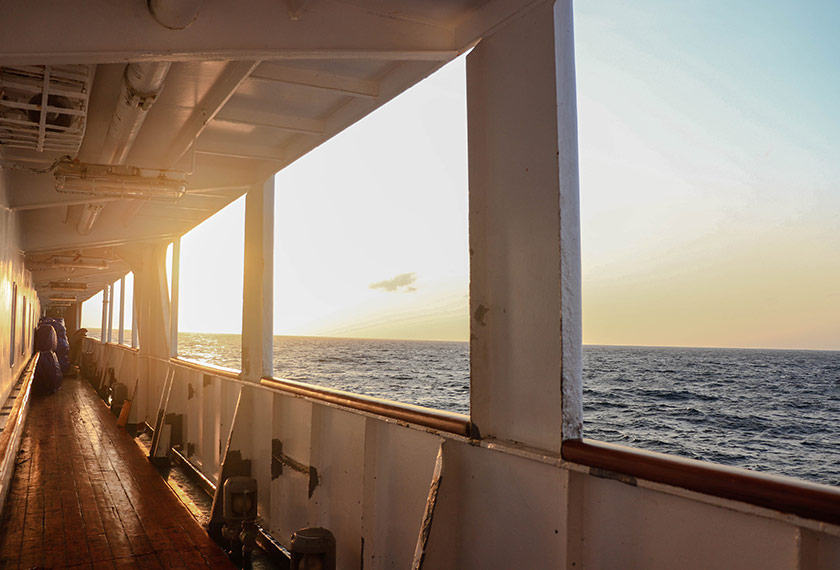Pemandangan matahari terbit dari dek kapal Nggapulu. - Pasukan Ceritalah
