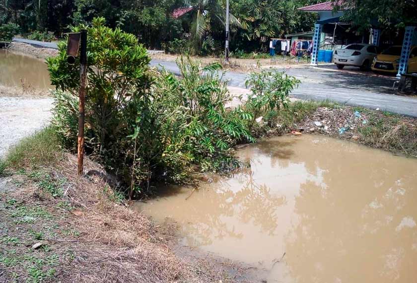 Setibanya di lokasi, didapati terdapat dua mangsa berumur 8 dan 11 tahun lemas di dalam parit sedalam tiga meter. - Foto JBPM