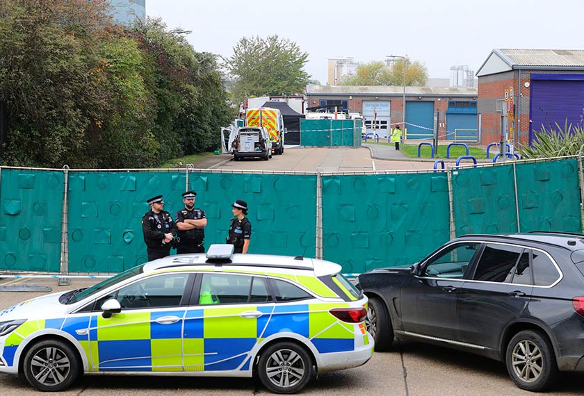 Lori terbabit dikatakan tiba dari Bulgaria dan memasuki negara itu melalui Holyhead pada Sabtu. - Foto AP