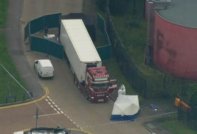 Laporan awal mengatakan mayat terdiri daripada 38 orang dewasa dan seorang remaja. - Foto AP