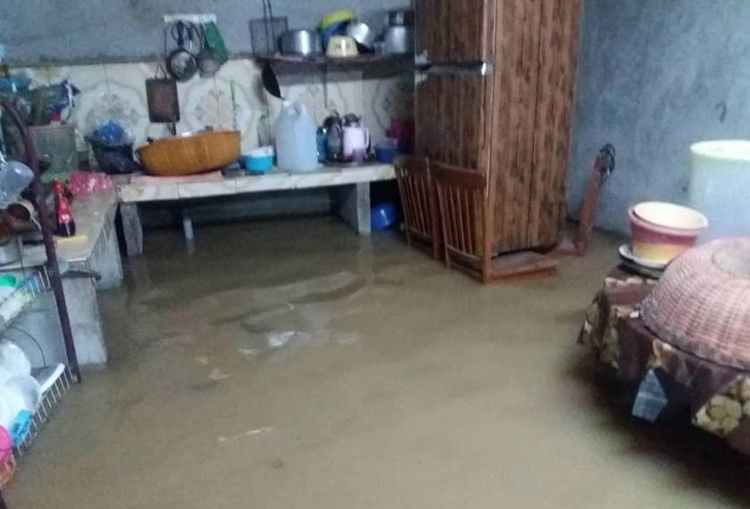 Penduduk tidak sempat mengangkat barang keluar apabila air deras masuk ke dalam rumah. Foto ihsan APM