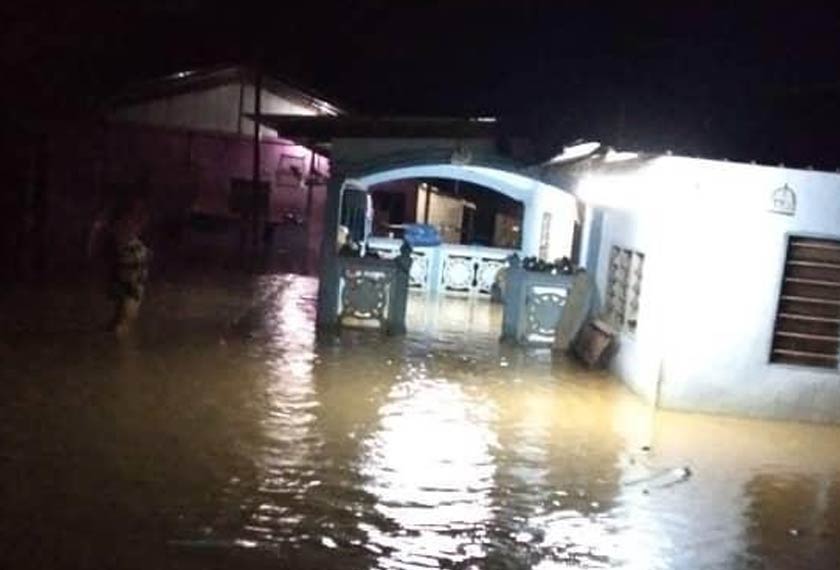 Air naik antara 0.5 hingga 0.7 meter memasuki rumah penduduk. Foto ihsan APM