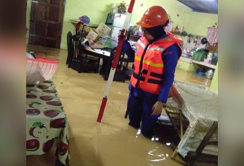 Anggota APM memantau keadaan banjir. Foto ihsan APM