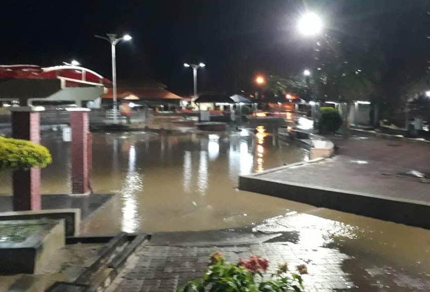 Hujan lebat menyebabkan beberapa rumah di Kampung Gelam, Jitra dinaiki air. Foto ihsan APM