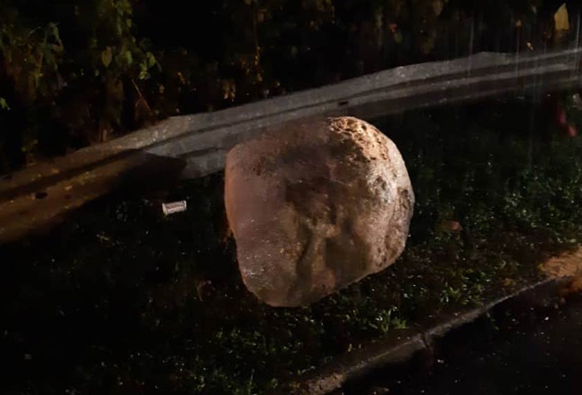 Bongkah batu yang jatuh di tengah jalan raya. - Foto ihsan JBPM/MBPP