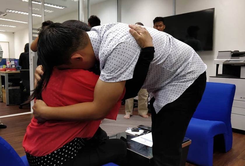 Firdaus Wong tidak mampu menahan sebak sebaik ibunya melafazkan kalimah syahadah. - Gambar Instagram FIRDAUS WONG