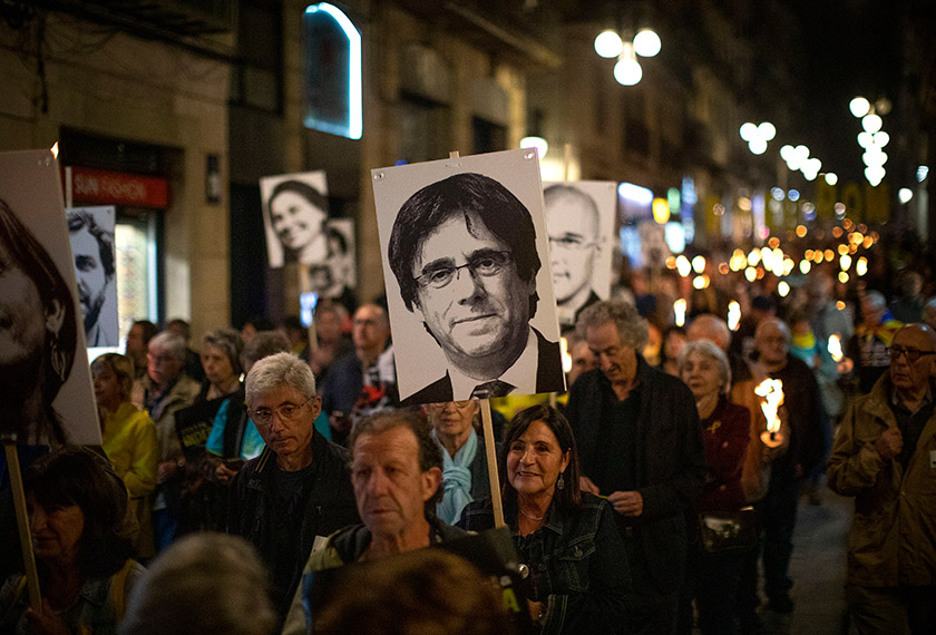 Ada dalam kalangan mereka yang memakai gari bagi menunjukkan solidariti dengan mereka yang ditahan. - AP Photo/Emilio Morenatti