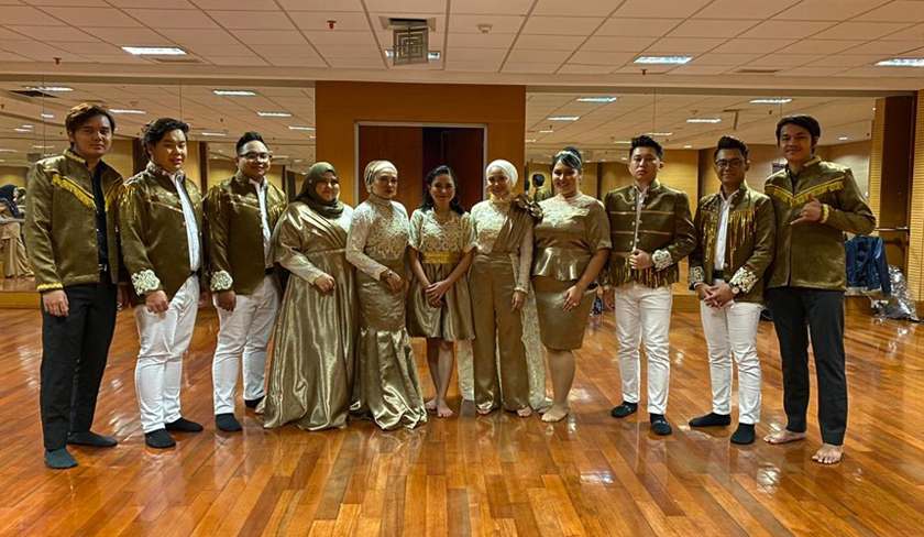 Ahli kumpulan ini datang daripada pelbagai latar belakang, dan mereka tetap berusaha demi minat yang mendalam.