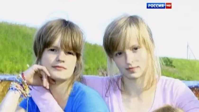 Elizaveta Dubrovina (kanan) didakwa menikam adiknya Stefania 189 kali sebelum memotong telinga dan mencungkil mata mangsa.