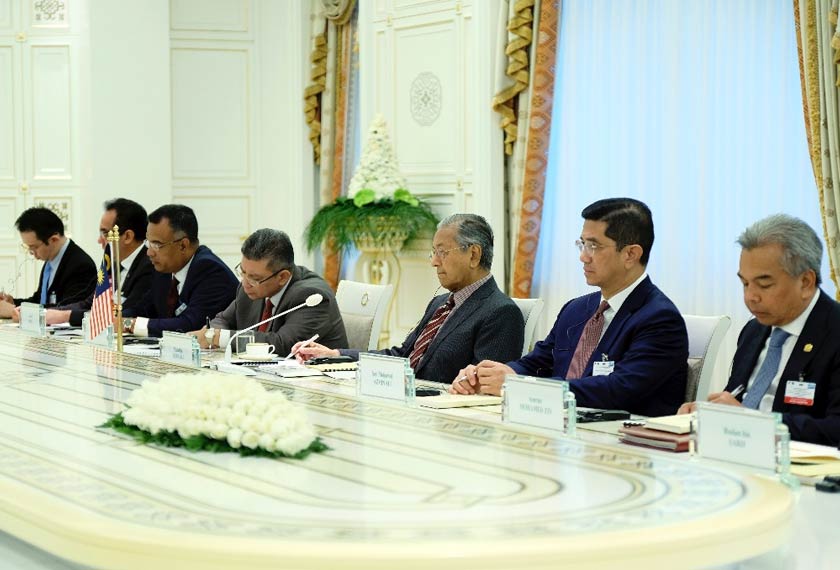 Tun Dr Mahathir Mohamad (dua, kanan) mengetuai deligasi Malaysia pada mesyuarat dua hala bersama Presiden Turkmenistan Gurbanguly Berdimuhamedov dan barisan menterinya. - Foto BERNAMA