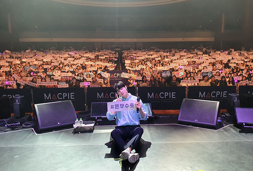 Sesi bergambar pelakon dan penyanyi popular itu bersama-sama AROHA Malaysia. - Macpiepro