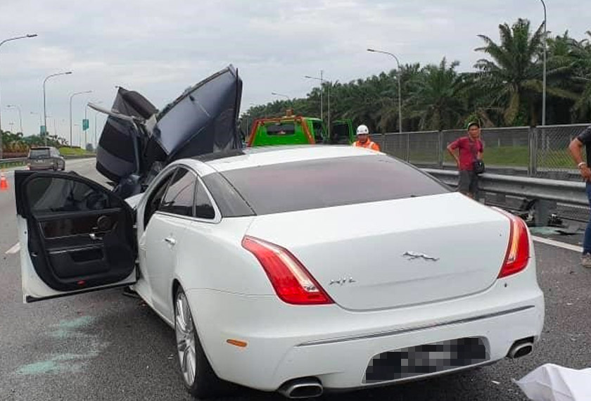 Kereta Jaguar yang dipandu seorang lelaki berusia 35 tahun gagal mengawal kenderaannya lalu melanggar deretan kenderaan di hadapannya. - Gambar PDRM
