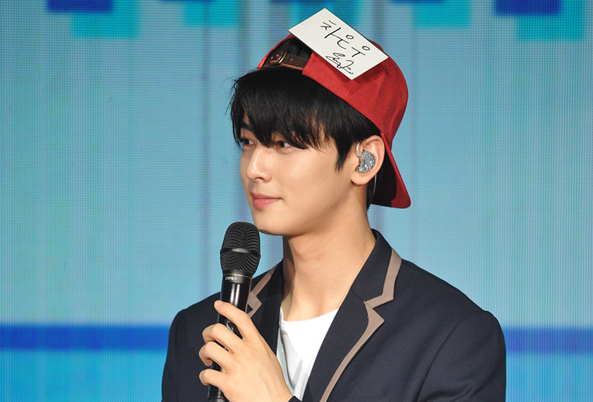 Eun-Woo tidak melepaskan peluang untuk berinteraksi dengan peminatnya melalui sesi soal jawab dan permainan. - Macpiepro